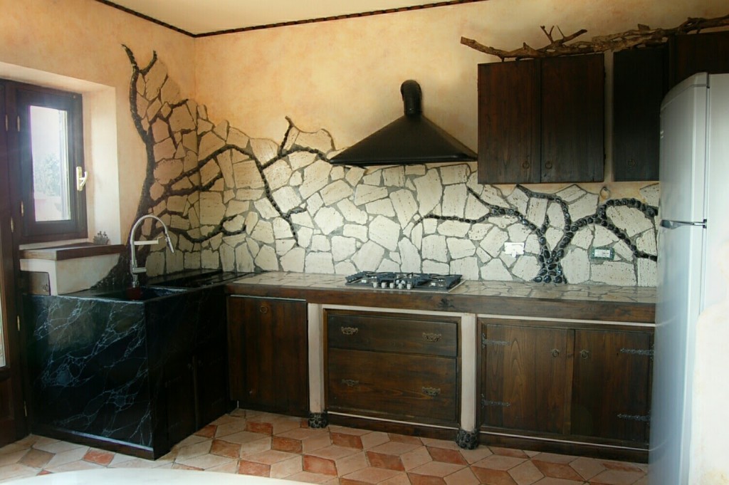 Angolo cucina-lavandino finto marmo-rivestimenti